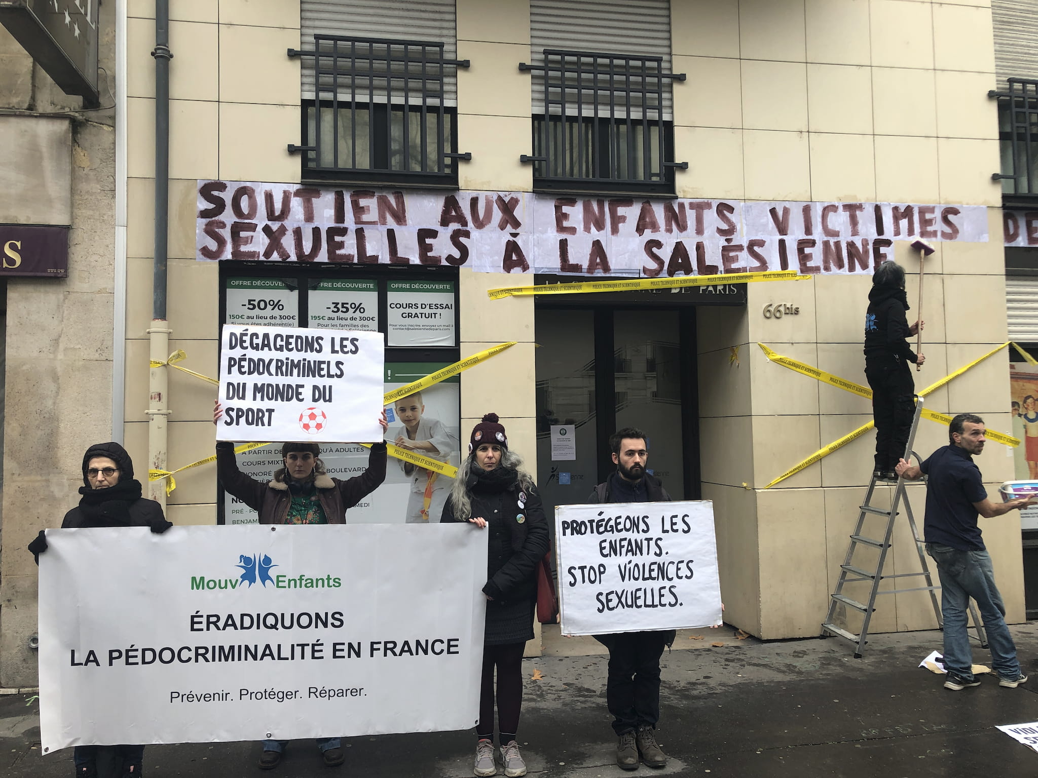 Action des activistes de Mouv’Enfants devant le club de foot La Salésienne pour protester contre les faits de harcèlement sexuel (janvier 2024)