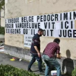 Les militants de Mouv’Enfants collent un message en lettres géantes sur la façade de l’Abbay de Solesme : "L’évêque belge pédocriminel Roger Vangheluwe vit ici. Exigeons qu’il soit jugé."