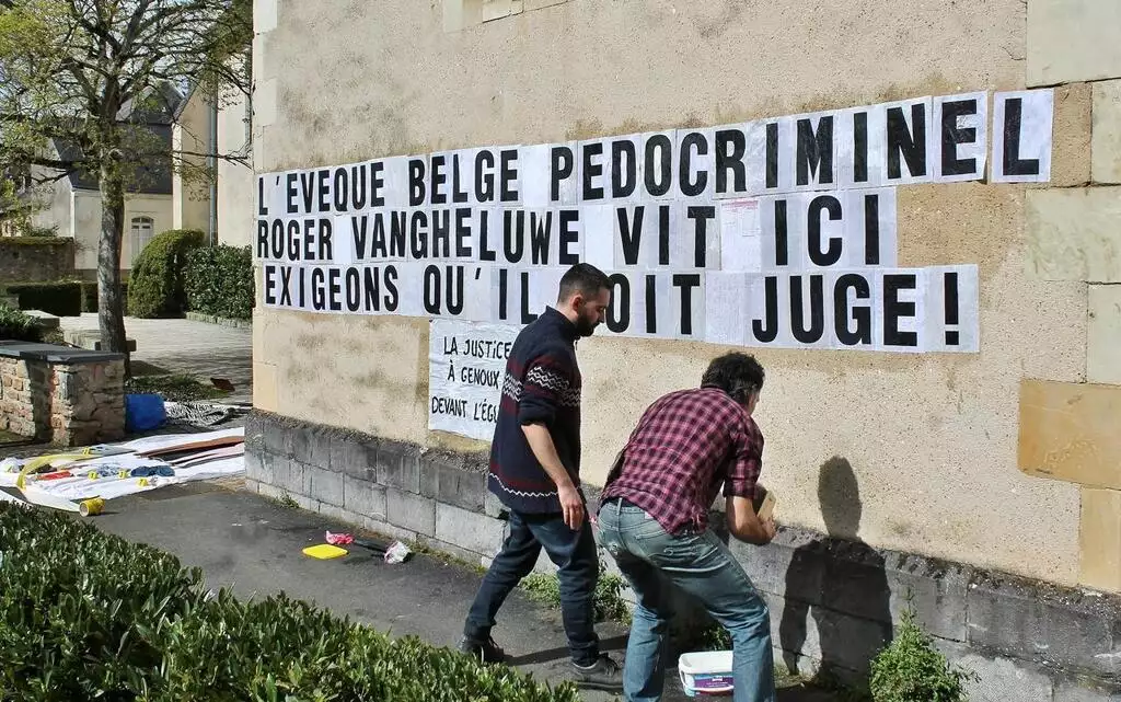 Les militants de Mouv’Enfants collent un message en lettres géantes sur la façade de l’Abbay de Solesme : "L’évêque belge pédocriminel Roger Vangheluwe vit ici. Exigeons qu’il soit jugé."